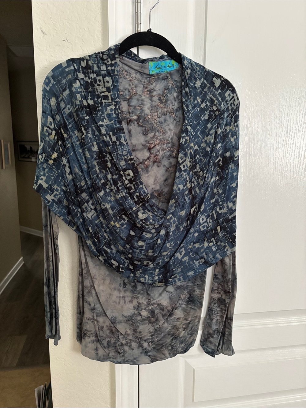 NWOT - BEAUTIFUL ONE SIZE LONG SLEEVE TOP